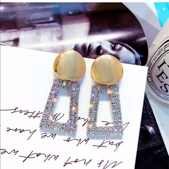 Jewelry - NEW* fashion  cut classic earrings